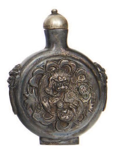 CHINE - XIXe siècle 
Flacon tabatière en métal ciselé en haut relief de deux chimères...
