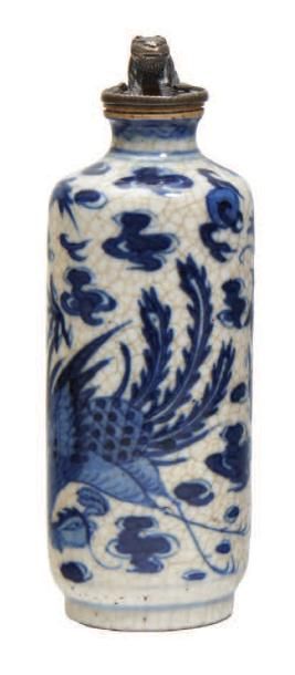 CHINE - XIXe siècle 
Flacon tabatière tronconique en porcelaine tendre craquelée...