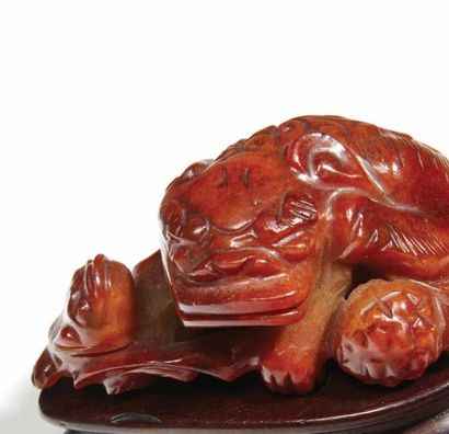 CHINE - XVIIIe siècle 
Groupe en néphrite rouille, chimère couchée avec son petit...