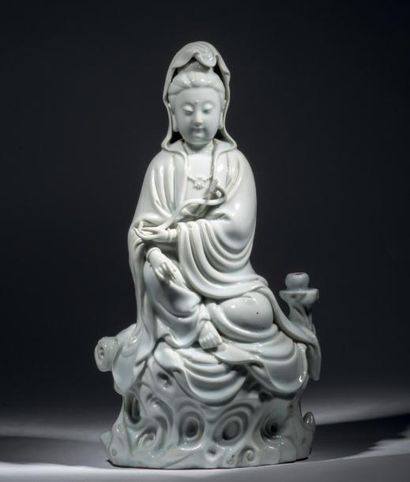 CHINE 
Groupe en porcelaine blanche, guanyin assise en rajalinasana sur un rocher...