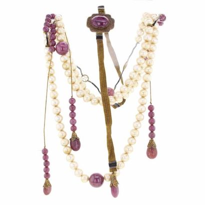 CHINE 
Collier de mandarin composé de 108 perles de cultures et de perles de racine...