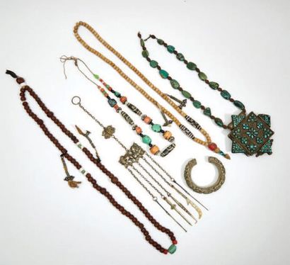 TIBET - XXe siècle 
Cinq colliers en os et bois avec perles en verre imitant l'agate...