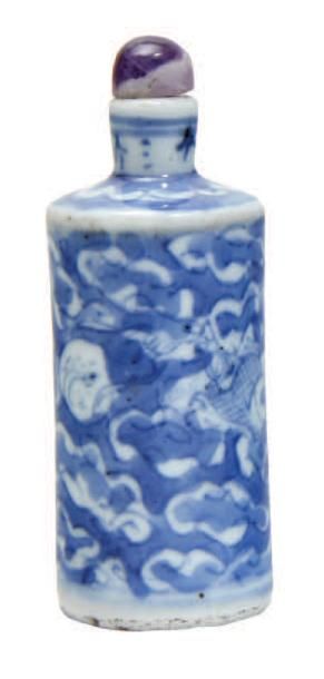 CHINE - XIXe siècle 
Flacon tabatière en porcelaine bleu blanc à décor de dragon...