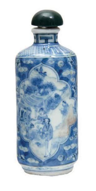 CHINE - XIXe siècle 
Flacon tabatière tronconique en porcelaine émaillée en bleu...