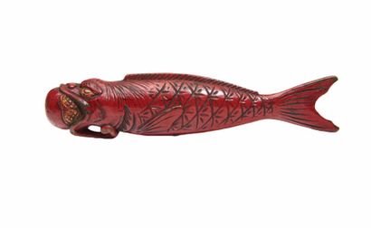 JAPON - XIXE SIÈCLE 
Netsuke en bois laqué rouge et or en forme d'un poisson avalant...