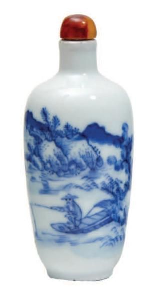 CHINE - XIXe siècle 
Flacon tabatière en porcelaine bleu blanc à décor d'un pêcheur...