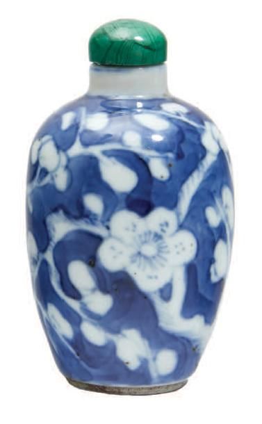 CHINE - XIXe siècle 
Flacon tabatière de forme ovoide en porcelaine bleu blanc à...