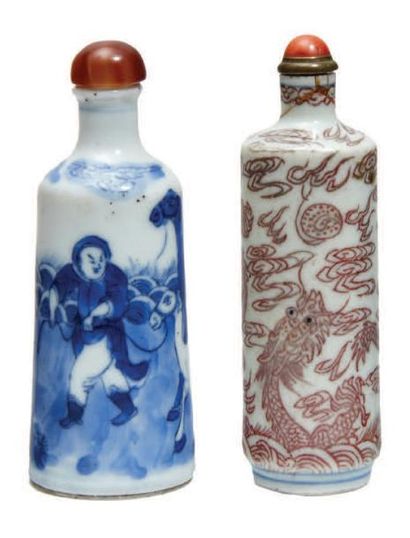 CHINE - XIXe siècle 
Deux flacons tabatière en porcelaine l'un émaillé en bleu sous...