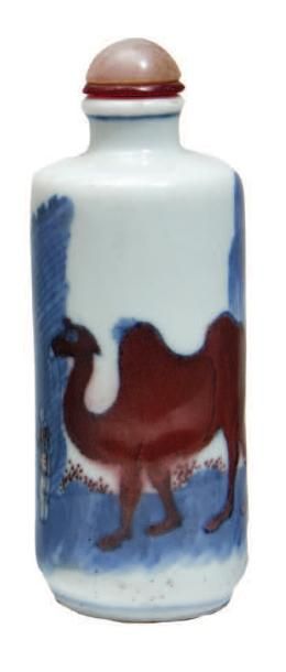 CHINE - XIXe siècle 
Flacon tabatière tronconique en porcelaine émaillée en bleu...