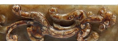 CHINE - Epoque MING (1368 - 1644) 
Ornement de fourreau en néphrite céladon brun...
