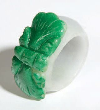 CHINE - XXe siècle 
Bague d'archer en jadéite vert pomme et céladon, surmontée d'un...