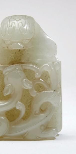 CHINE - XVIIIe siècle 
Boucle de ceinture en néphrite blanche à décor ajouré d'un...