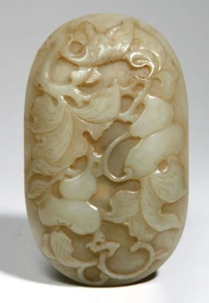 CHINE - XVIIIe siècle 
Plaque de ruyi de forme ovale en néphrite céladon à décor...