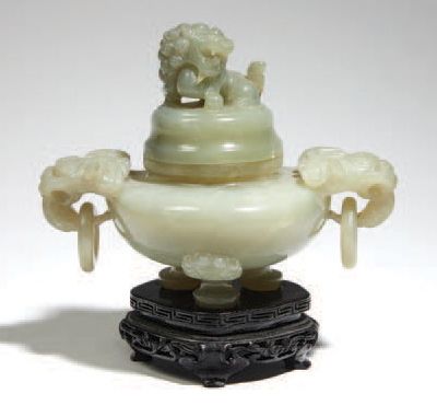 CHINE - Début XXe siècle 
Brûle-parfum tripode en néphrite céladon, les anses en...