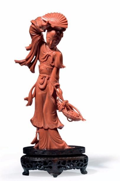 CHINE - Début XXe siècle 
Statuette en corail rouge, femme debout tenant un éventail...