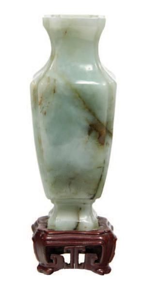 CHINE - Début XXe siècle 
Petit vase de forme carrée en jadéite céladon. Socle en...