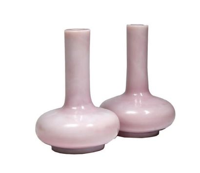 CHINE - Fin XIXe siècle 
Paire de vases bouteille à panse basse en verre rose.
(Egrenures...