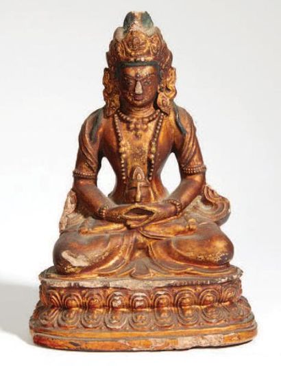 MONGOLIE - XVIIIe siècle 
Statuette d'Amitayus en terre cuite laqué or, assis en...