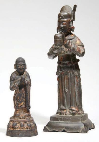 CHINE Epoque MING (1368 - 1644) et XIXe siècle 
Deux statuettes en bronze laqué or,...