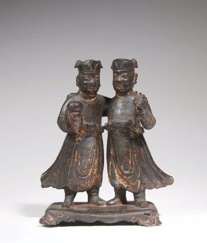 CHINE - Début Epoque MING (1368 - 1644) 
Groupe en bronze à patine brune et traces...