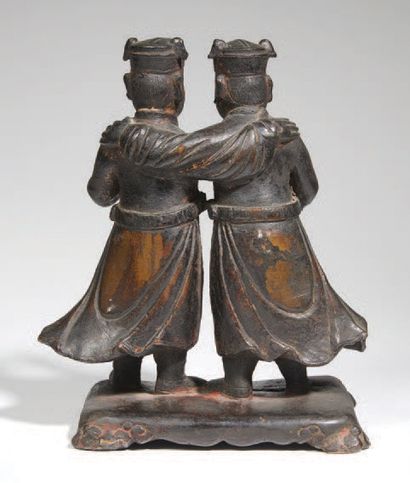 CHINE - Début Epoque MING (1368 - 1644) 
Groupe en bronze à patine brune et traces...