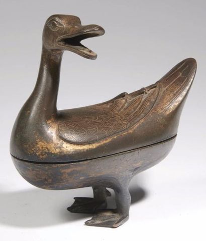 CHINE - Début Epoque MING (1368 - 1644) Canard formant brûle-parfum en bronze à traces...