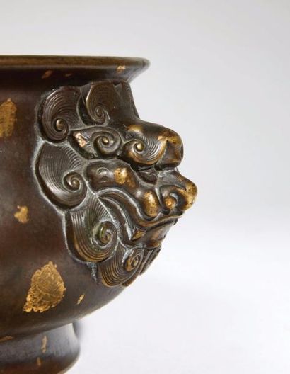 CHINE - EPOQUE KANGXI (1662 - 1722) 
Brûle-parfum «xianglu» en bronze à patine brune...