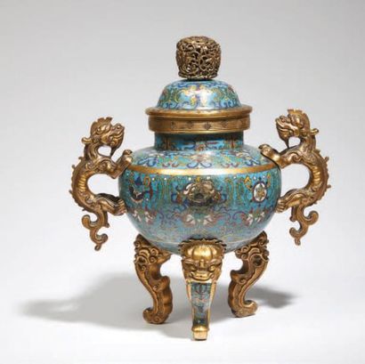 CHINE - XIXe siècle 
Brûle-parfum tripode en bronze doré et émaux cloisonnés à décor...