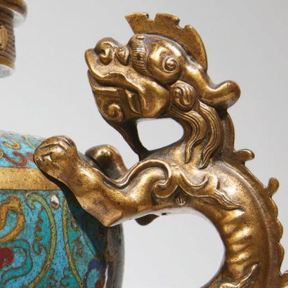 CHINE - XIXe siècle 
Brûle-parfum tripode en bronze doré et émaux cloisonnés à décor...