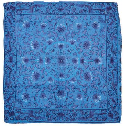 CHINE - XIXe siècle 
Housse de coussin en tissu bleu foncé à décor bordé aux fils...