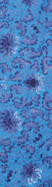 CHINE - XIXe siècle 
Housse de coussin en tissu bleu foncé à décor bordé aux fils...