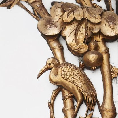 CHINE, Ningpo - XIXe siècle 
Portique en bois sculpté laqué or et ajouré de deux...