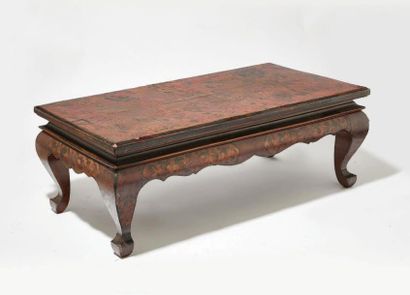 CHINE Epoque MING (1368 - 1644) 
Table basse en laque brun rouge incisé d'un dragon...