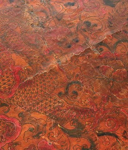 CHINE Epoque MING (1368 - 1644) 
Table basse en laque brun rouge incisé d'un dragon...