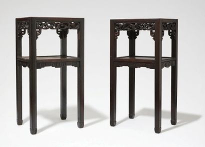 CHINE - Vers 1900 
Paire de sellettes en bois avec un plateau, la ceinture ajourée...