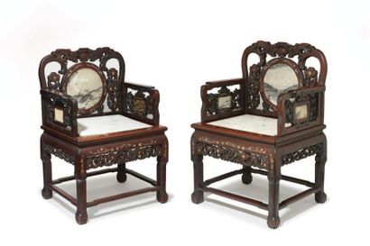 INDOCHINE - Vers 1900 
Paire de fauteuils en bois sculpté et ajouré de jujubes dans...