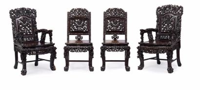 INDOCHINE - Vers 1900 
Salon comprenant deux chaises et deux fauteuils en bois sculpté,...