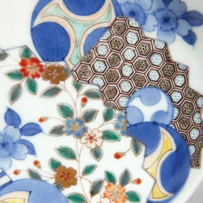 JAPON, dans le style NABESHIMA Fin XIXe/Début XXe siècle Coupe en porcelaine à décor...