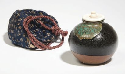 JAPON - Epoque MEIJI (1868 - 1912) 
Cha-ïre de forme ronde en grès brun émaillé noir...