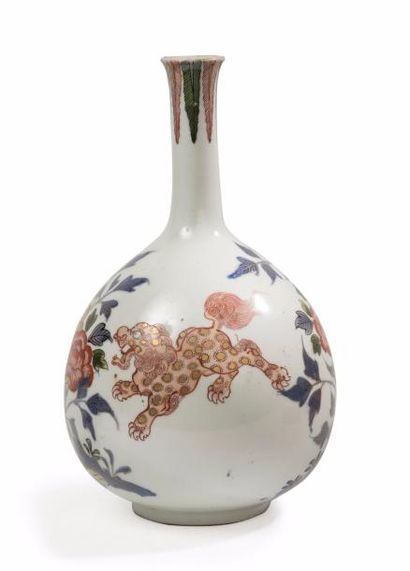 JAPON - Fin Époque EDO (1603 - 1868) 
Vase bouteille en porcelaine, le col légèrement...