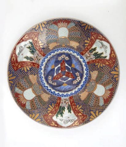 JAPON - Imari - XXe siècle 
Grand plat en porcelaine décorée en bleu sous couverte,...