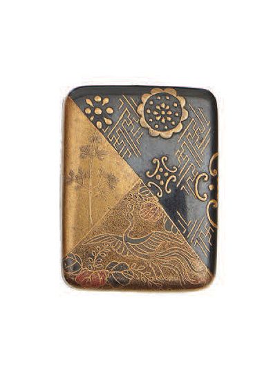 JAPON - XIXE SIÈCLE 
Hako netsuke rectangulaire en laque noir et or décoré en hira...