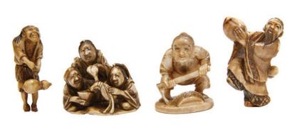 JAPON - Epoque MEIJI (1868 - 1912) 
Quatre netsuke en ivoire groupe d'homme et femmes...