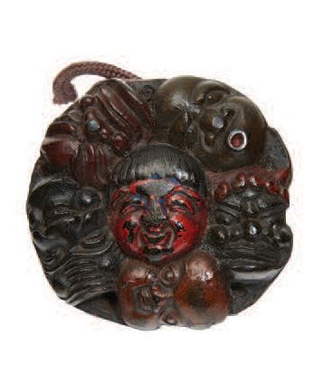 JAPON - XIXE SIÈCLE 
Netsuke en bois laqué, ensemble de masques de théâtre Nô accolés.
Non...