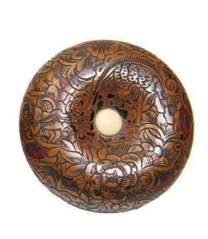JAPON - XIXE SIÈCLE 
Manju en bois laqué et bouton central en ivoire, à décor gravé...