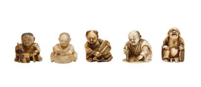 JAPON - Epoque MEIJI (1868 - 1912) 
Cinq netsuke en ivoire enfants et hommes assis...