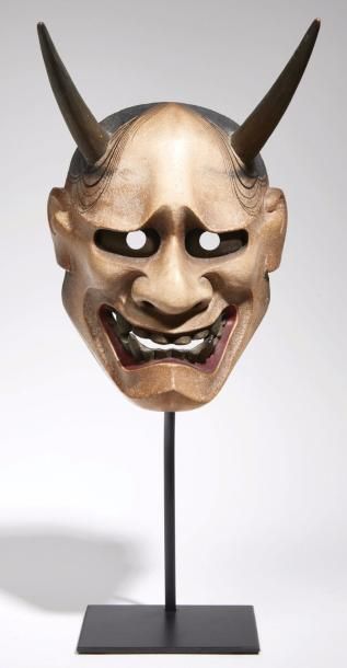 JAPON - XIXE SIÈCLE 
Masque de Nô de type Hannya en bois laqué, les sourcils froncés,...