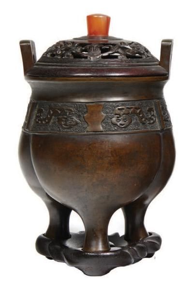 JAPON fin XIXe siècle 
Brûle-parfum tripode pansu en bronze à décor en léger relief...