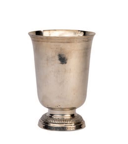 null Timbale tulipe en argent sur piédouche mouluré de go­drons gravée CB BARDIN,...