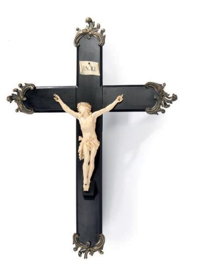 null Crucifix avec croix en ébène et Christ en ivoire sculpté.
Tête levée vers le...